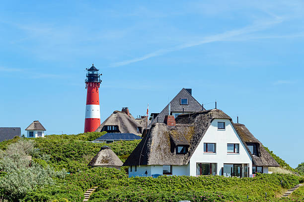faro con techo de paja casas - lighthouse beacon north sea coastal feature fotografías e imágenes de stock