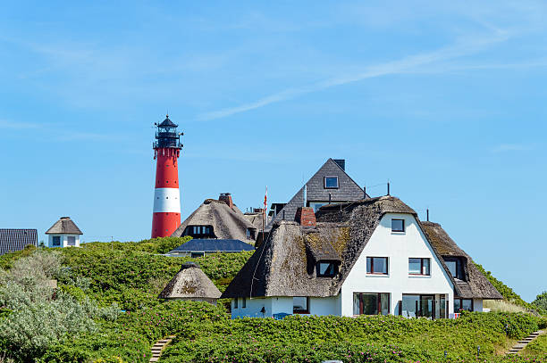 라이트하우스 초가 지붕 주택과 - lighthouse sea beach germany 뉴스 사진 이미지