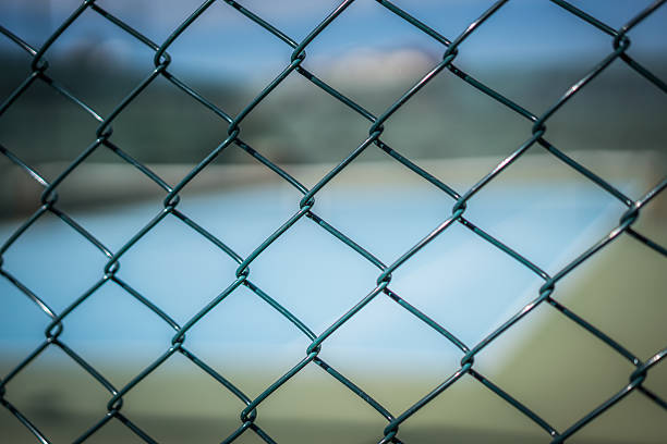 grille en métal - green fence chainlink fence wall photos et images de collection