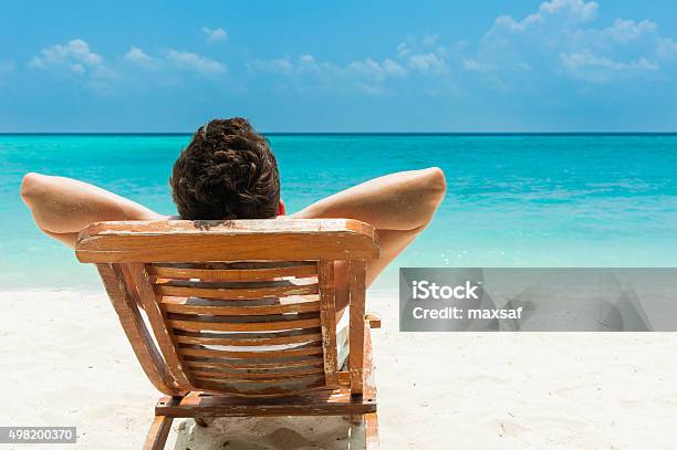 Junger Mann Erholung Am Strand Stockfoto und mehr Bilder von Männer - Männer, Strand, Sonnenbaden