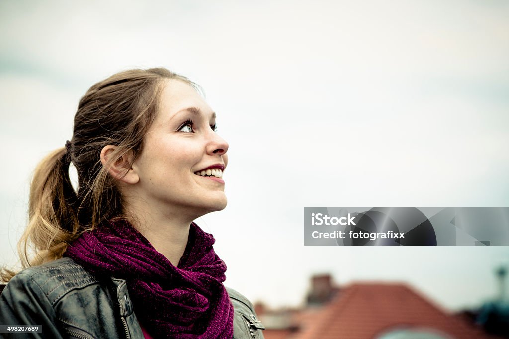 Junge Frau Blick auf den Himmel - Lizenzfrei Blondes Haar Stock-Foto