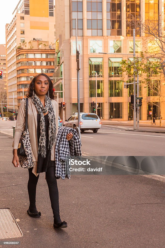 Mulher caminhando aborígene de Sydney - Foto de stock de Austrália royalty-free