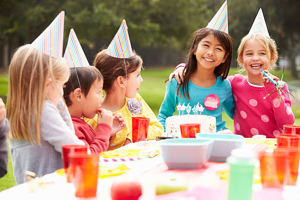 grupo de niños que cumpleaños fiesta al aire libre - birthday cake five people party fotografías e imágenes de stock