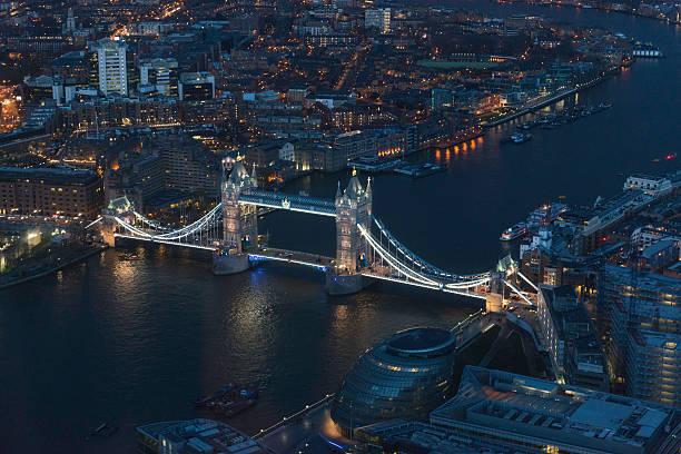 иллюминация ночной город of london - london england bridge tower of london tower bridge стоковые фото и изображения