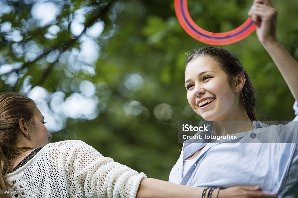 Mujer adolescente jugando con un disco volador - Foto de stock de Actividad libre de derechos