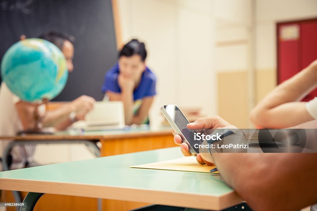 젊은 학생 게임하기 smarphone 대한 중 레슨 - 로열티 프리 교사-교육 관련 직업 스톡 사진