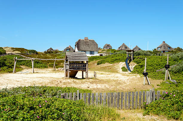 aire de jeux pour les enfants dans les dunes - detached house house cottage home interior photos et images de collection