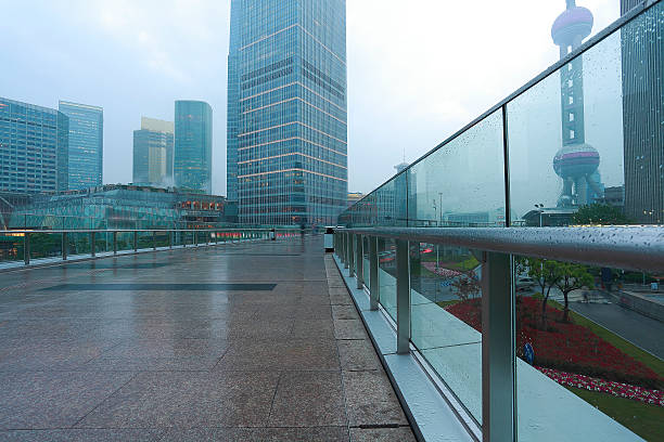 calle vacía piso de mármol con la arquitectura moderna de la ciudad de fondo - sparse shanghai light corridor fotografías e imágenes de stock