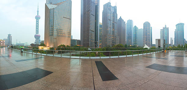 calle vacía piso de mármol con la arquitectura moderna de la ciudad de fondo - sparse shanghai light corridor fotografías e imágenes de stock