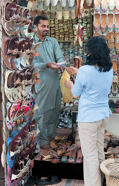 아시아계 여성 여행 비용을 신발도 현금, 두바이, 아랍에미리트 - moroccan currency 이미지 뉴스 사진 이미지