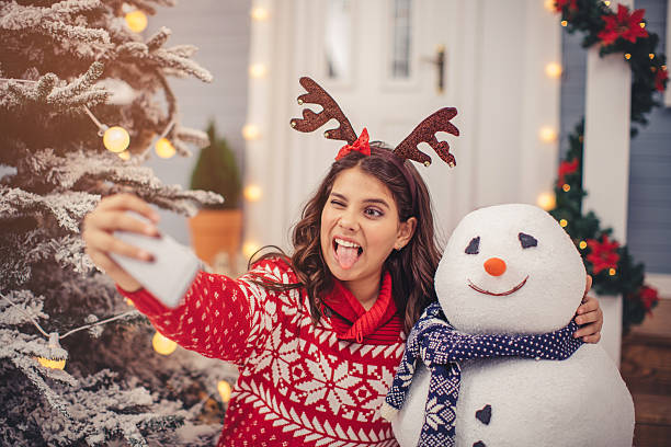 boneco de neve selfie. - new years day new years eve new year ethnic - fotografias e filmes do acervo