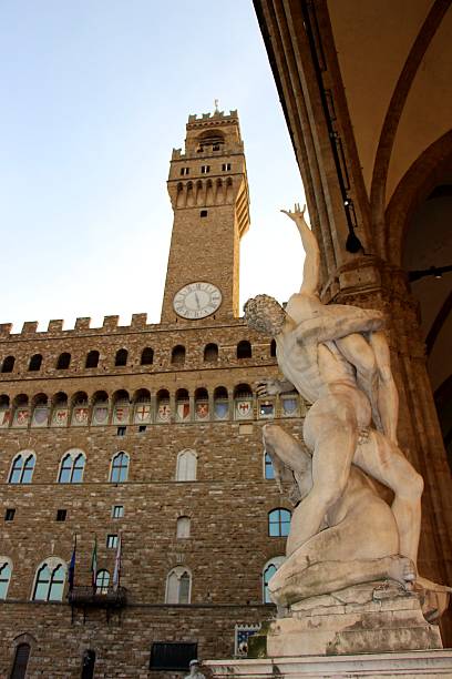 istock florence - sabine rat (loggia dei lanzi) 498275214