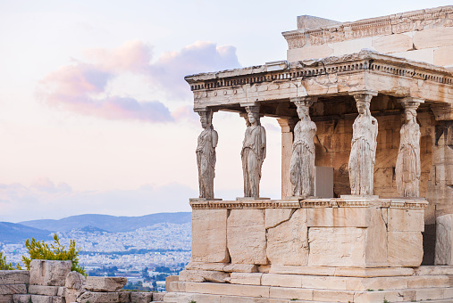 Detalle de Erechtheion en la ciudad de Atenas, Grecia photo