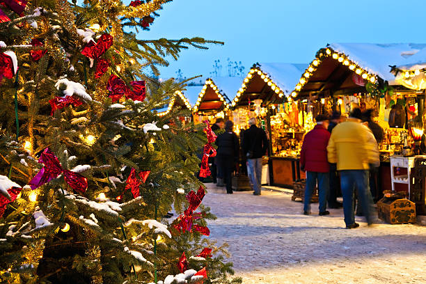 weihnachtsmarkt mit schnee - christkindlmarkt stock-fotos und bilder