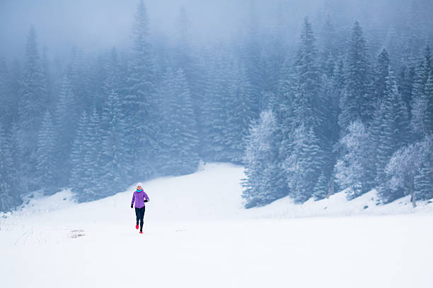 женщина, бег, зимнего стиля и мотивацию - tatra mountains healthy lifestyle leisure activity mountain стоковые фото и изображения