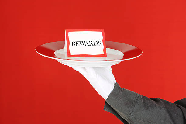 rewards karty z płytą w posiadaniu kelner - waiter butler luxury silver platter zdjęcia i obrazy z banku zdjęć