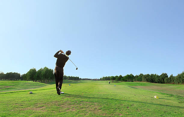 гольф-drive - golf swing golf teeing off men стоковые фото и изображения