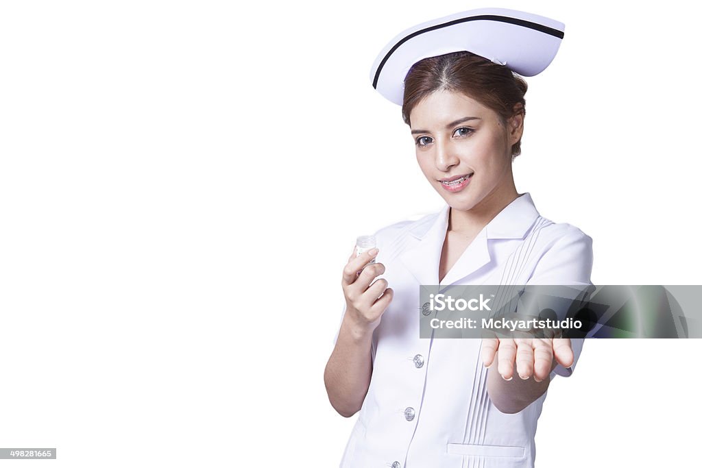 Brunette belleza joven enfermera presente la medicina - Foto de stock de Accesorio personal libre de derechos