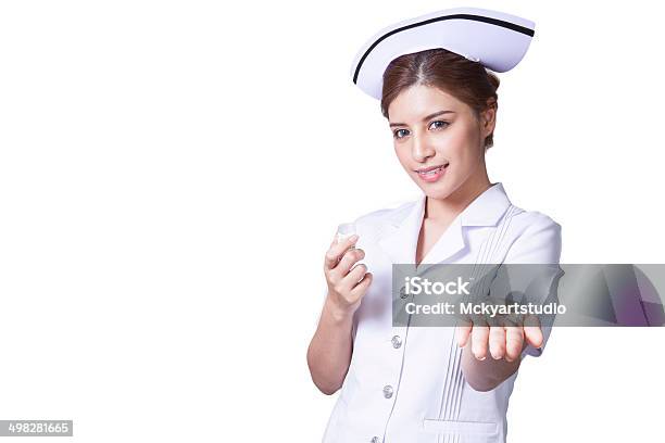 Brunette Beleza Jovem Enfermeira Presente Medicamento - Fotografias de stock e mais imagens de Acessório