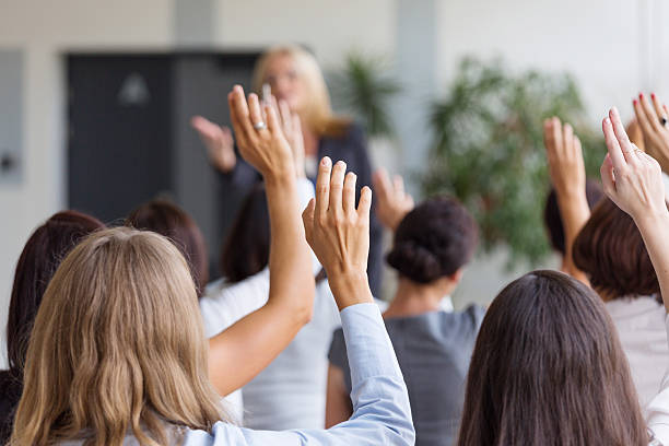 seminar für damen - versteigerung stock-fotos und bilder