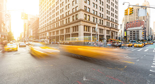 strada principale, all'incrocio di manhattan, new york, al tramonto - taxi new york city traffic busy foto e immagini stock