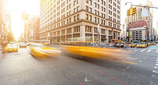 ocupado entroncamento em manhattan, nova iorque, ao pôr do sol - taxi new york city traffic busy imagens e fotografias de stock