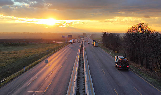 il traffico sull'autostrada di auto. - autostrada a due corsie foto e immagini stock