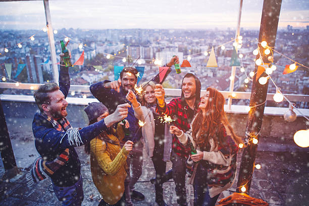 grupa przyjaciół na dachu strony - young adult lifestyles city life drinking zdjęcia i obrazy z banku zdjęć