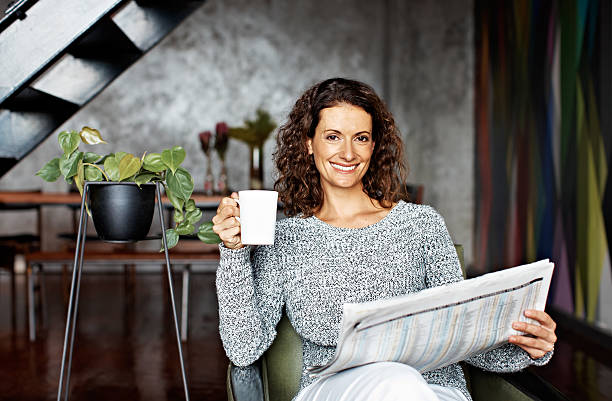 cafetera y el periódico son parte de la rutina de fin de semana - newspaper reading blank women fotografías e imágenes de stock