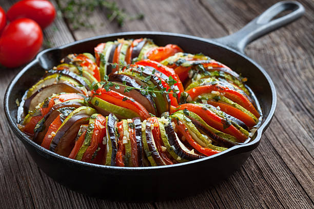 伝統的な自家製焼き野菜のラタトゥイユの鋳鉄 frying pan (パン - zucchini vegetable food food and drink ストックフォトと画像