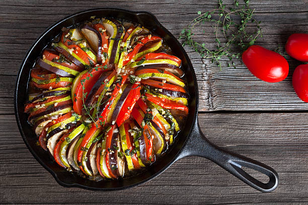 овощной рататуй, запеченные в чугун сковороду традиционные домашние - zucchini gratin casserole squash стоковые фото и изображения