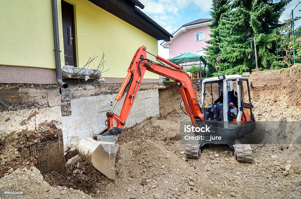 Rodziny domu przebudowany jest przy pomocy excavator - Zbiór zdjęć royalty-free (Plac budowy)