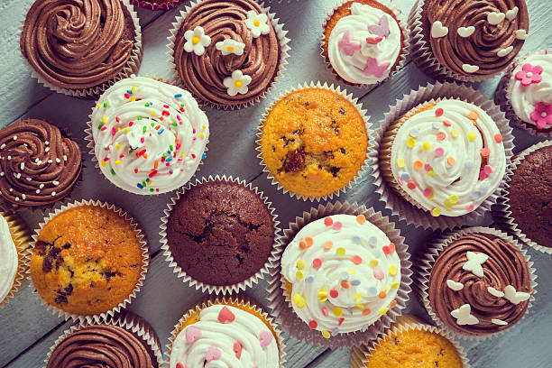 очаровательный magic - cupcake sprinkles baking baked стоковые фото и изображения