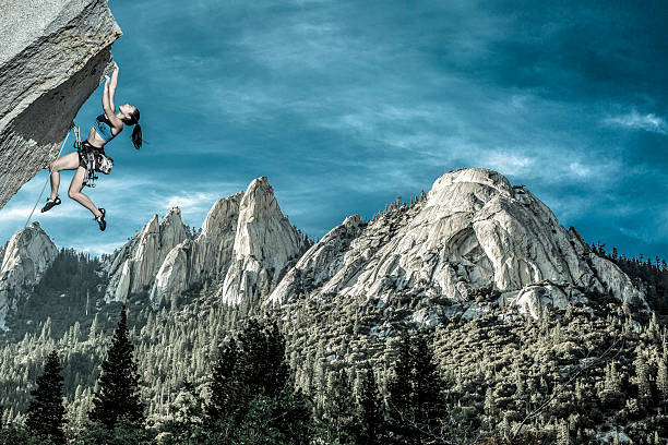 alpinista na borda. - leadership risk cliff mountain climbing imagens e fotografias de stock