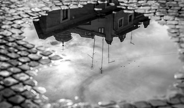 ローマの建築の水たまり反射,イタリア - puddle rome reflection street ストックフォトと画像
