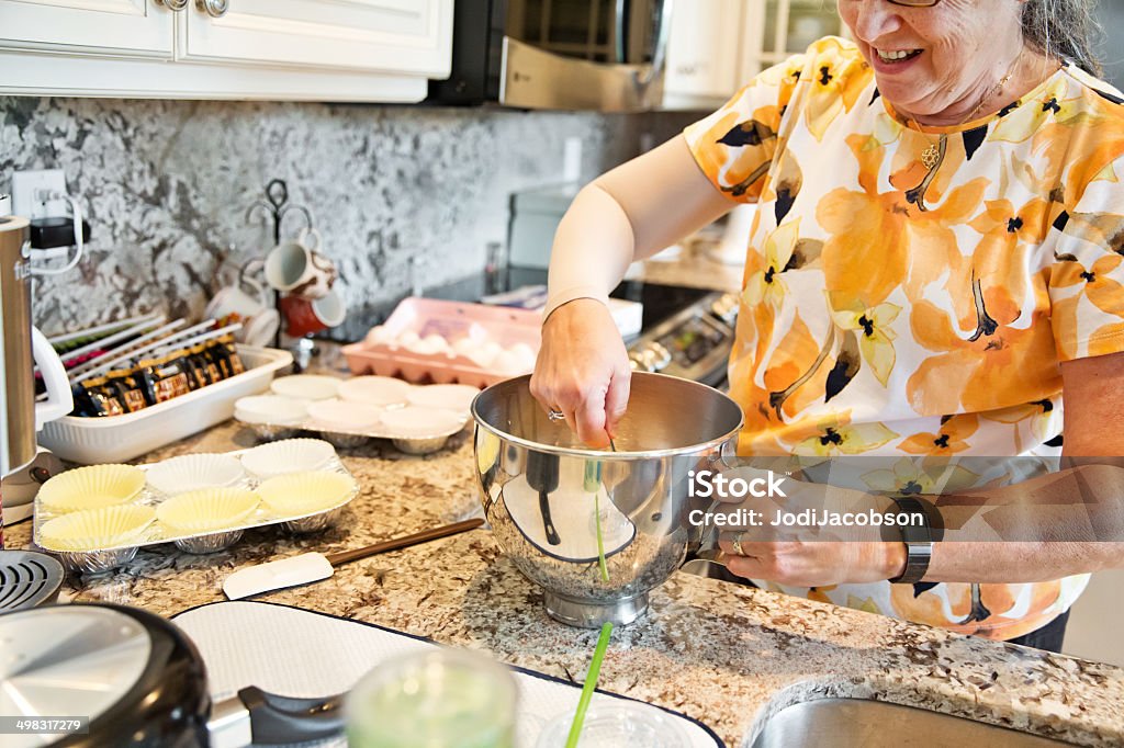 여자 혼합 반죽 대한 머핀 - 로열티 프리 가정 생활 스톡 사진