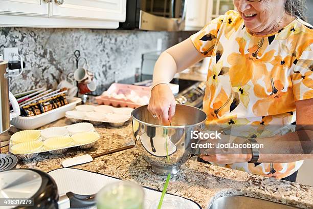 Kobieta Mieszania Rzadkie Ciasto Do Muffiny - zdjęcia stockowe i więcej obrazów Blat kuchenny - Blat kuchenny, Część, Człowiek dojrzały