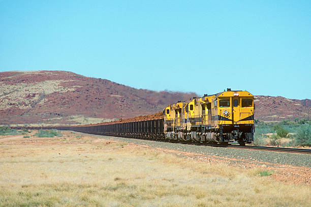 loaded eisenerz zug mit robusten stony hills - land vehicle rail freight locomotive australia stock-fotos und bilder