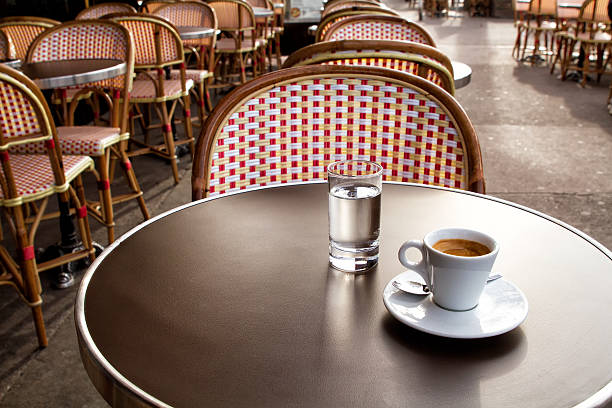 café e água em uma tabela de parisiense's bar - bar chairs imagens e fotografias de stock