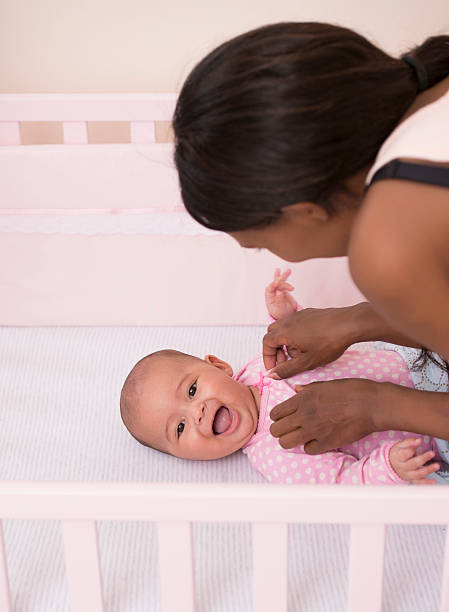 rano z mamą. - family mouth open vertical mother zdjęcia i obrazy z banku zdjęć