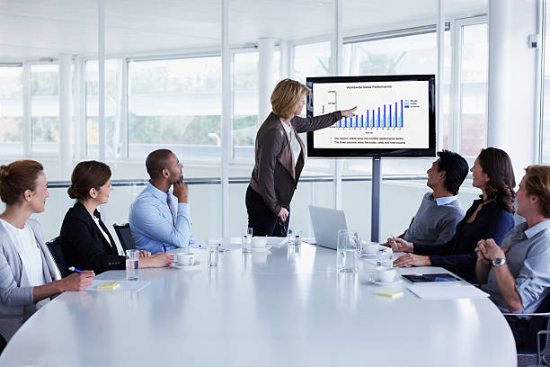 businesswoman giving presentation in meeting - support et équipement visuels photos et images de collection