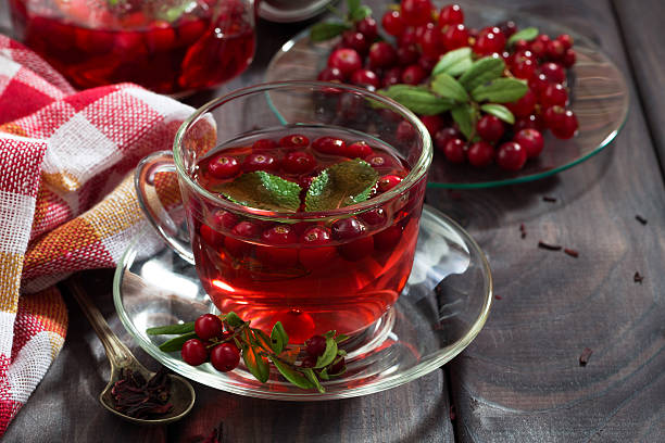 berry chá em copo na mesa de madeira - tea berry currant fruit imagens e fotografias de stock