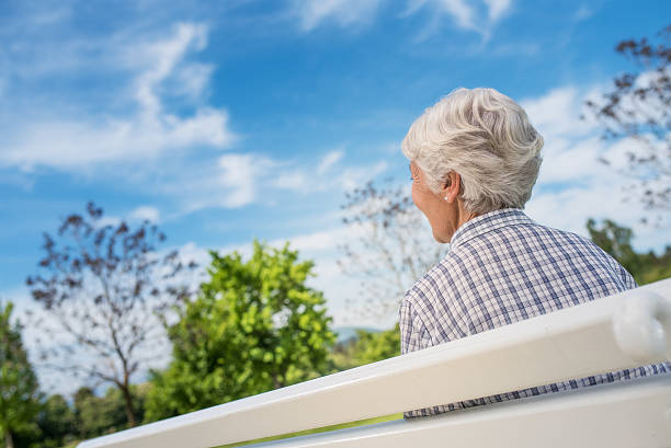 vue arrière de femme regardant senior dans ciel bleu - senior adult outdoors wellbeing sky photos et images de collection