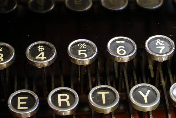 teclas de máquina de escrever - typewriter journalist newspaper obsolete imagens e fotografias de stock