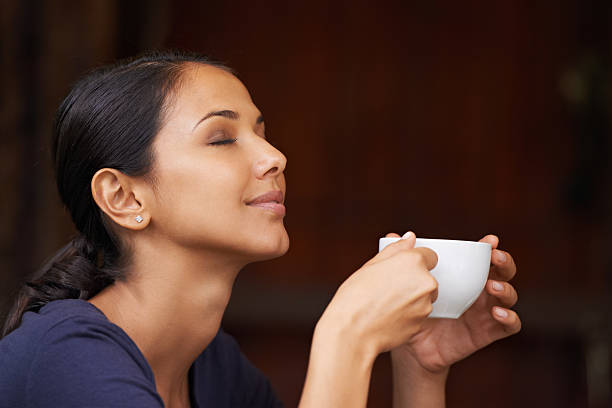 el delicioso aroma del café recién molida - tea women beauty pampering fotografías e imágenes de stock
