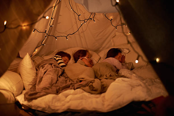спать в нашем воображаемый палатка - back to front фотографии стоковые фото и изображения