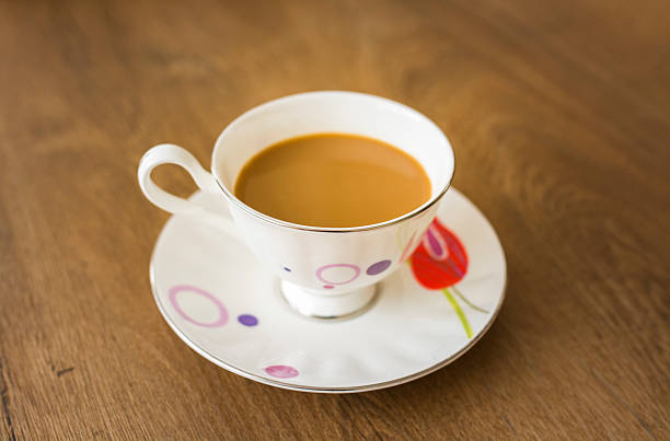 tazza di caffè in una tazza bianca su sfondo in legno - food and drink concepts and ideas macro studio shot foto e immagini stock