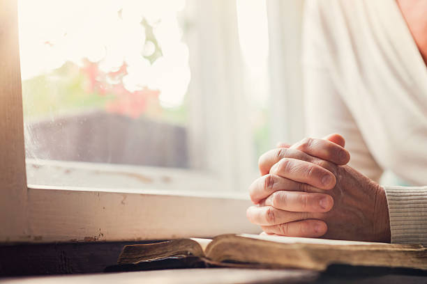 mujer con biblia - senior women caucasian one person religion fotografías e imágenes de stock