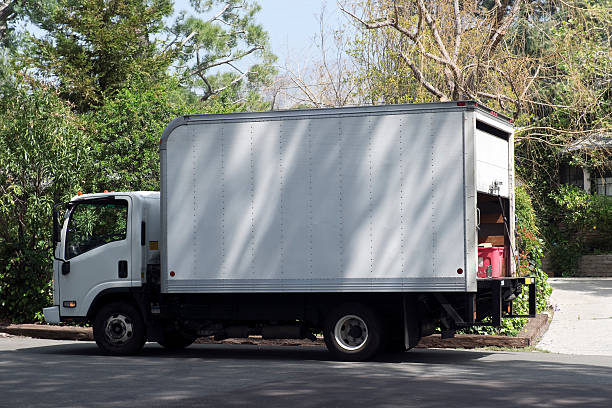 camion di consegna - delivery van truck delivering moving van foto e immagini stock