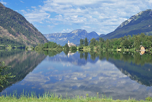 湖グルンドル湖、アルプス山脈、シュタイヤー、オーストリア - bad aussee ストックフォトと画像